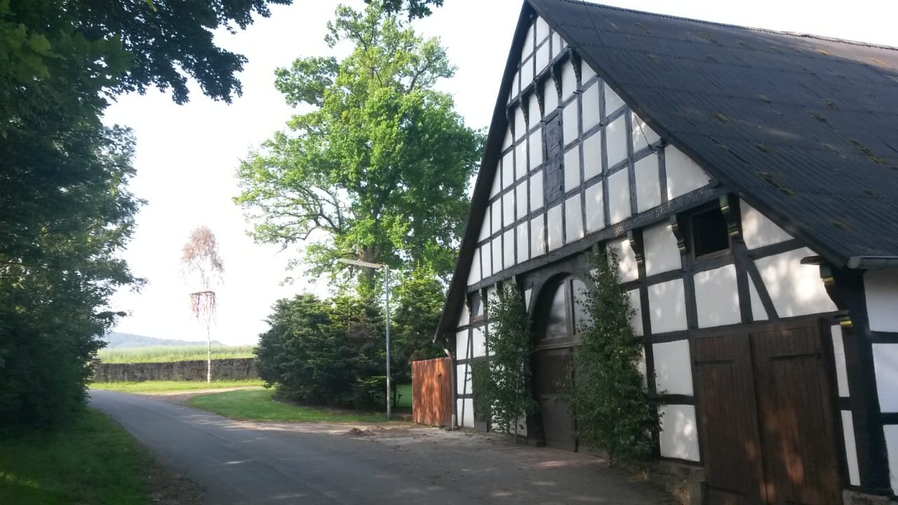 Hof Rhotert – Fachwerkhaus mit Hofeinfahrt und alten Bäumen